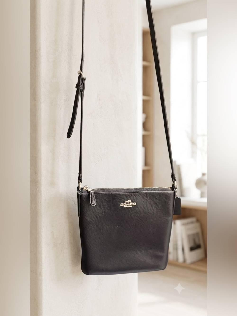 Coach North/South Crossgrain Leather Crossbody Swingpack
Style F36063V 🖤